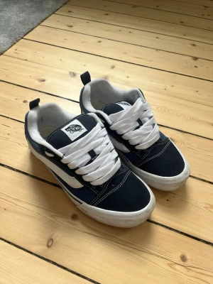 Vans skor - Säljer dessa vans skor i storlek 42. Otroligt sköna och är i bra skick. Skriv för frågor✅