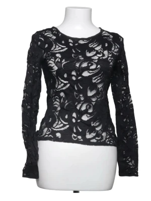 Svart spets topp med lång ärm S - Säljer en svart topp i spets med långärmad design och genombrutet mönster. Toppen har en kroppsnära passform och rund halsringning, storlek S. Säljer för att den inte passade mig, aldrig använd. 