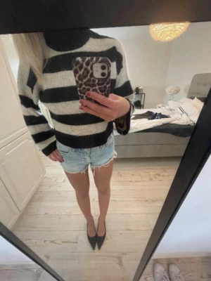 Stickad tröja - Jättefin stickad tröja från .OBJECT i aningen croppad passform och polokrage.🎀 Knappt använd, nyskick! Beige och svart.