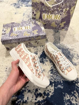 Rosa dior sneakers  - Säljer dessa väldigt fina dior sneakers för dam. Allt på bilderna tillkommer. Pris kan diskuteras vid snabb affär!