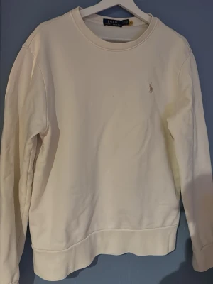 Polo ralph lauren sweatshirt  - Sweatshirt i ett fint skick bara att det är en liten prick som inte går bort mitt på tröjan, man ser det väldigt lite i verkligheten! Jag säljer denna för 649 kr men går o diskutera, den är autentisk, storlek S 