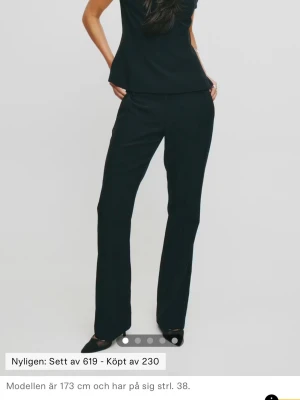 Svarta kostymbyxor med raka ben - Säljer ett par svarta kostymbyxor med raka ben och låg midja💕 Byxorna har en klassisk passform och stängs med knapp och dragkedja. Perfekta till en stilren look och passar till många olika outfits❣️