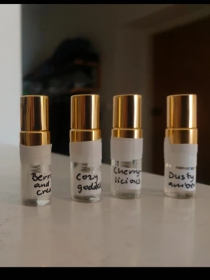 Essnce parfymer - Testparfymer från Essnce. Alla är 2 ml. De med guldig kort är med sprutkork och de med svart är utan sprutkork. (Skyfall mystery inte tillgänglig längre) Styckpris 20 kr, paketpris för alla 6 st 100 kr.