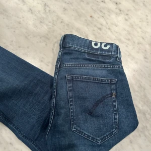 Dondup - Ett par Dondup Ritchie/George i storlek 29. Lite för korta för mig som är 177cm. Och är därför jag säljer de. Mycket bra skick. Inga defekter. 100cm långa och 35cm i midjan. 