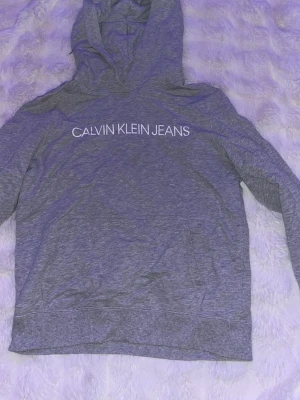 Grå Calvin Klein hoodie - Hoodien är i storlek xs. 