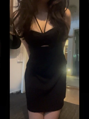 Svart klänning - Supersöt kort klänning med smala band som korsas i ryggen. Bara använt en gång pågrund av att jag har för många liknande klänningar.