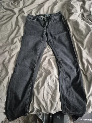 Svarta jeans - Hej, säljer mina jeans då de är för små. Så storlek och passform på bilden:) /Elliot