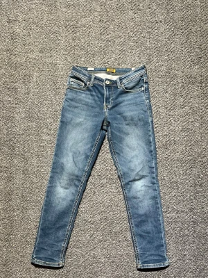 Jack &. Jones blå slim fit jeans - Hej! Säljer ett par klassiska blå slim fit jeans från Jack & Jones. Modellnamn: slim glenn|storlek: 146/152 men modellen är 168 och har lite häng. De har inga synliga deffekter vilket gör de perfekta  till en avslappnad stil. Vid mer bilder, info eller fundering kring passform är det bara att höra av sig!!
