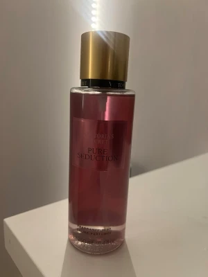 Victoria's Secret Pure Seduction parfym - Helt ny oanvänd Victorias secret bodymist med doften pure seduction💕
