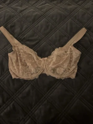 Soft sand spets-bh med rosett - För intresse, kom privat. (Pris kan diskuteras).