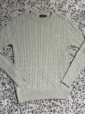 Stickad Morris Tröja M - En fet kabelstickad sweatshirt ifrån Morris! Skick - 10/10✅ Storlek - M✅ Kontakta mig för frågor och eventuella prisförslag🤝