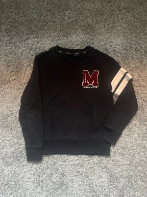 Svart sweatshirt från Morris R. Club - Cool svart sweatshirt med rund hals från Morris i storlek S och säljs för 280kr!