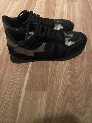 Svarta sneakers med metallicdetaljer - Rockrunners i storlek 41 men stora i storlek så passar 42 också. Säljer dom för att dom inte passar längre. BOX MEDFÖLJER EJ