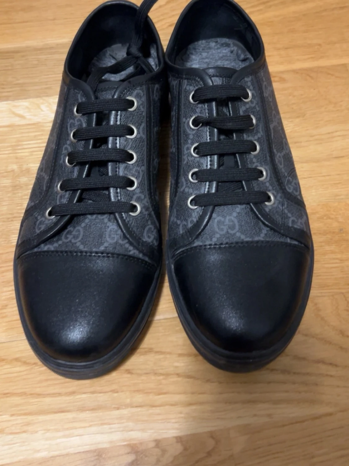 Svarta sneakers från Gucci med GG-mönster - 1