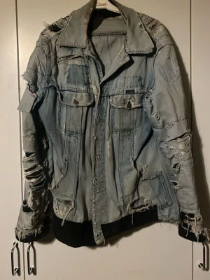 70 tals Dovys jeans jacka - Slitet och lagat sen 70 talet. Mycket historia och riktigt cool.