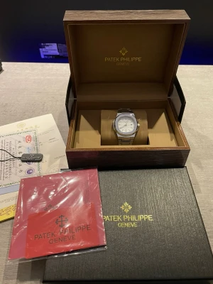 silverklocka - Exklusiv herrklocka i silver med vit urtavla och datumvisning. Klockan har ett klassiskt armband i rostfritt stål och elegant, stilren design med subtila ränder på urtavlan. Levereras i originalbox med och tillbehör.