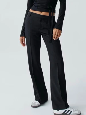 Kostymbyxor  - Väldigt snygga och stilrena svarta kostymbyxor från Gina tricot, byxorna är utsvängda och har medellåg midja. De är använda fåtal gånger, alltså är de i väldigt bra skick. De är i storlek 38 men passar även 36.