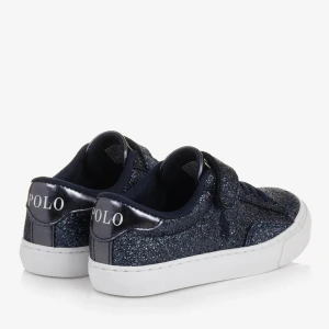 Mörkblå glittriga sneakers från Polo - Vill titta intresse för mina glittriga blå ralph lauren skor. de är bara använda förra sommaren men eftersom kvaliteten är dålig är skosnören lite sönder (går säkert att byta ut) och det finns defekter vid hälarna! skriv för fler bilder och buda privat💕 