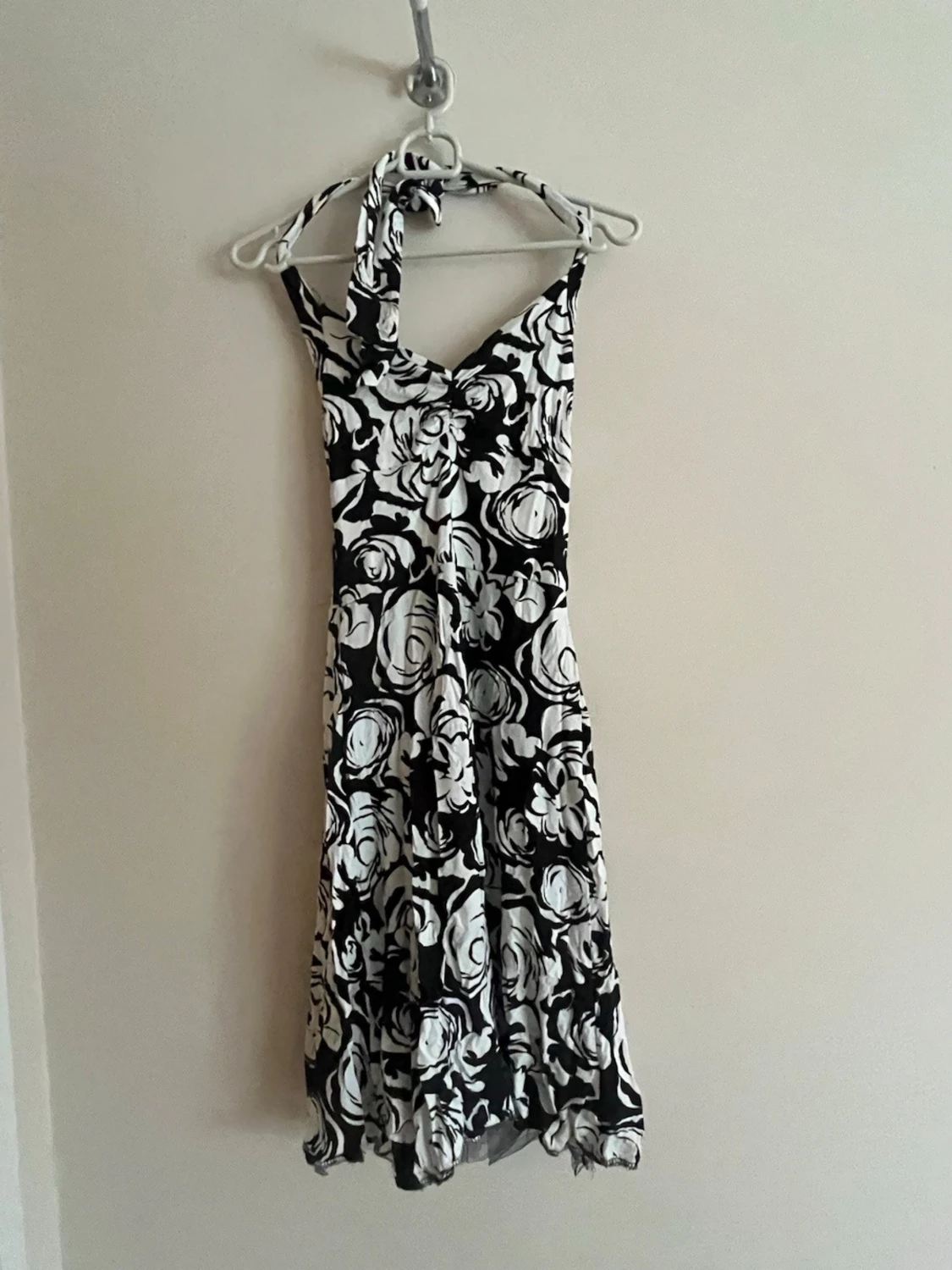 Svartvit blommig halterneckklänning - 1