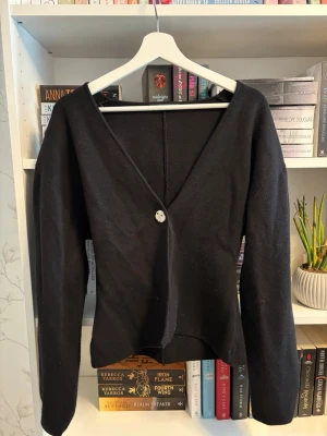 Kofta - Så fin kofta med ”indragen” midja och silverdetalj som knäppe. Köpt här på plick, men kommer tyvärr inte till användning för mig! Storlek M, men skulle säga att den är mer som en S/M🤍