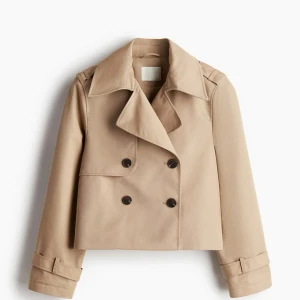 Trenchcoat  - Säljer denna snygga och populära trenchcoat från H&M! Prislappen är inte kvar!!
