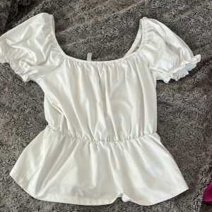 Vit volang blus  - Så fin vit volangblus🤍🤍