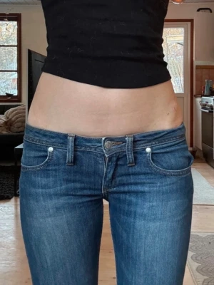 Blå bootcut low waist jeans - Säljer ett par blåa bootcut jeans som är lowwaist och har påsydd bootcut. Har köpt de på Vinted men de passade tyvärr inte så jag säljer vidare. Så fint skick! De är ifrån big star 💙✨ midjemått: 36cm innerbenslängd: 78cm