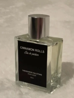  Cinnamon Rolls perfume - Parfym skapad av Theodoros Kalotinis. Flaskan innehåller 50ml Eau de Parfum. Perfekt för dig som vill sticka ut med något annorlunda. Den är helt ny och oanvänd. Nypris; 649kr