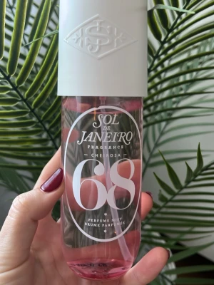 Sol de Janeiro - 68 - Jag säljer en knappt använd Sol de Janeiro parfym - 68. Originalförpackningen rymmer 240 ml. 