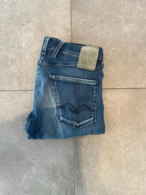 Replay anbass - Tjena, säljer nu dessa riktigt snygga Replay anbass i Stl W29 L32. Dom är i riktigt bra skick. Nypris 1600✅Vid minsta funderingar så är det bara att höra av sig//Allt gott 