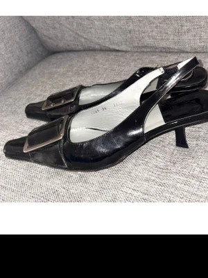 Slingbackskor - Elegant sko i lackläder från Rodolpho Menudier . Storlek 39. Fint skick . Designer till bra pris