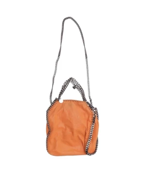 Stella McCartney Falabella mini orange - Stella McCartney Falabella mini i en snygg orange färg. Klassisk modell med den ikoniska kedjan runt väskan och på axelremmen.  Perfekt storlek för mobil, plånbok och småsaker, med magnetisk stängning och mjukt veganskt material.  Skick: Bra begagnat skick med lite ytslitage.  • Falabella mini • Orange • Kedjedetaljer • Magnetisk stängning • Vegansk  Superfin statement-väska som funkar till allt. Dustbag finns. 