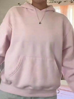 Ljusrosa hoodie - Ljusrosa hoodie från Gina. Säljer på grund av att den börjar bli för lite. Jättefin 2 pytte små fläckar som man ser på andra bilden. Nypris 399. Pris går att diskuteras (speciellt om man köper fler saker)