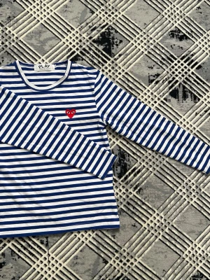  Comme des Garçons - Randig långärmad topp - Säljer en blåvit randig långärmad topp från Comme des Garçons PLAY med det ikoniska röda hjärtat broderat på bröstet.  Inga skador eller fläck använt fint