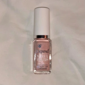 Ljusrosa skimrig nagellack - Nagellack i skimrande ljusrosa nyans från Depend. 5ml. Perfekt skick!