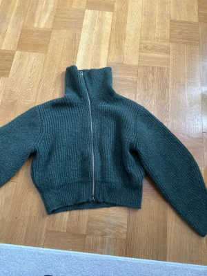 Weekday Tröja  - Grön weekday stickad tröja, aldrig kommit till användning! Storlek Xs men skulle säga passar en S/M också ! Nypris runt 500-600 kr hittar ej för den säljs inte längre 