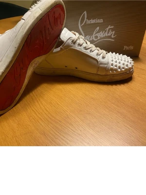Vita Christian Louboutin sneakers  -  vita  Christian Louboutin feta till sommaren och passar till de mesta komemr såklart tvätta dem innan jag skickar iväg dem 