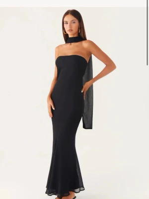 Bandeau klänning med scarf - I vanliga fall har jag xs, denna är stor i storlek o därför tog jag xxs. Har ett gummi band på insidan så den hålls uppe. Endast testad