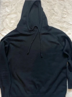 Svart merino ull hoodie - Super snugg merinoull hoodie. Inga defekter nästan nyskick. 
