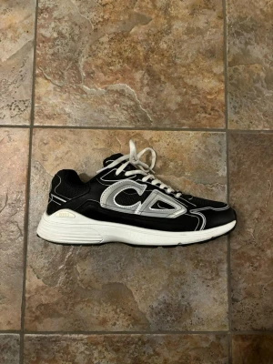 B30 skor - Svart/Vit med Reflexer - Feta B30 som är lätt använda. Storlek 42, pris kan diskuteras vid snabb affär. 