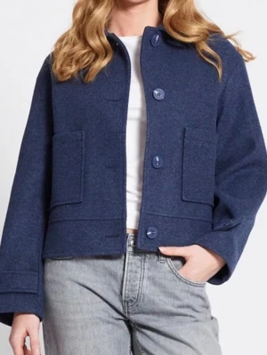 Marinblå ulljacka med knappar - Stilren marinblå jacka i ull med stora knappar framtill och två rejäla fickor. Jackan har en boxig passform och långa ärmar, perfekt för dig som gillar en enkel men snygg look. Från lager 157 i storlek S. Är rätt så ny och inte mycket använd alls.