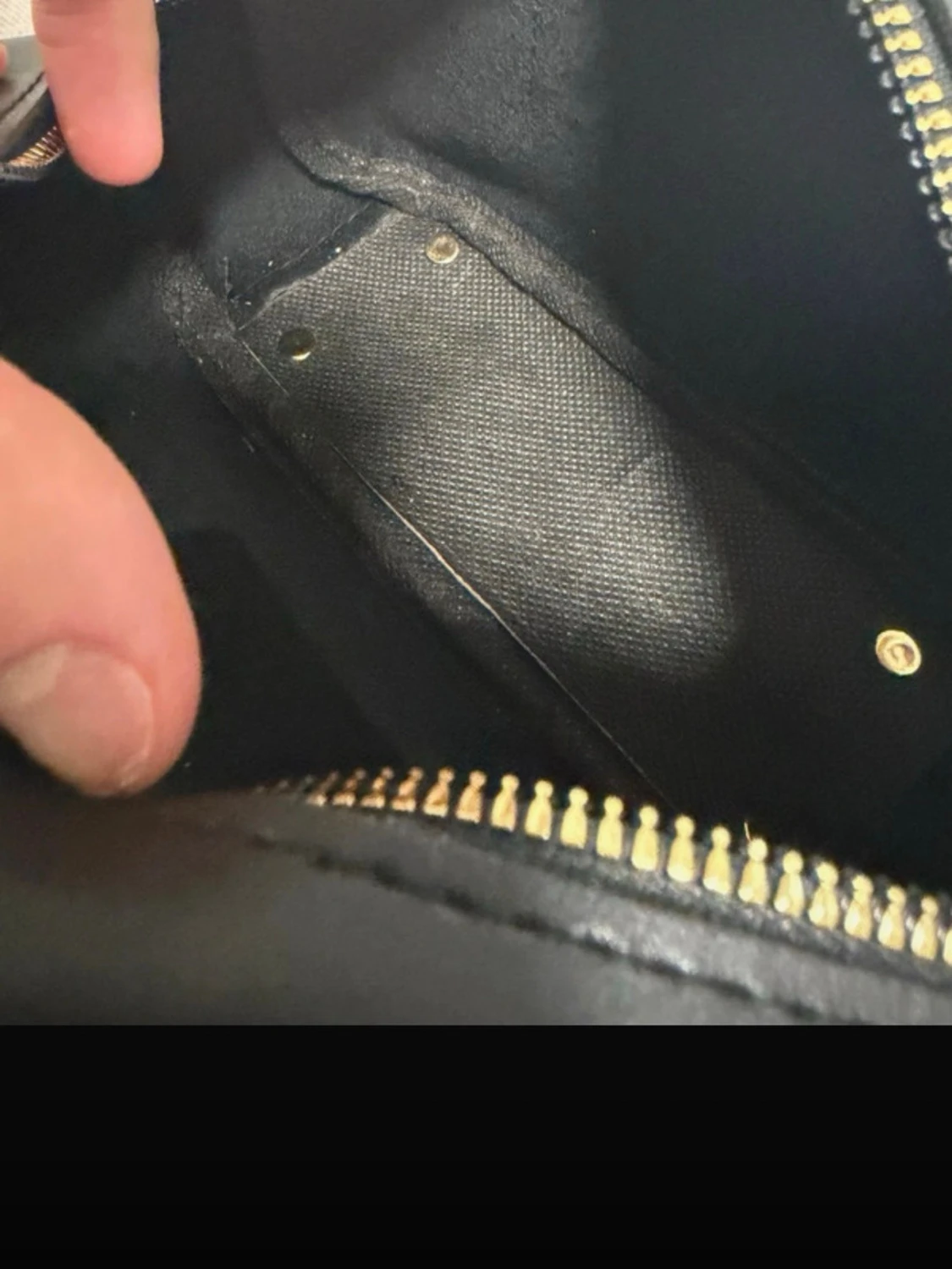 Svart handväska från Miu Miu - 1