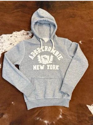 Abercrombie and fitch vintage hoodie - Skön abercrombie and fitch vintage hoodie, sitter som storlek s och passar mig som är 180 bra kanske lite liten. Bara att höra av sig vid frågor och priset kan diskuteras!