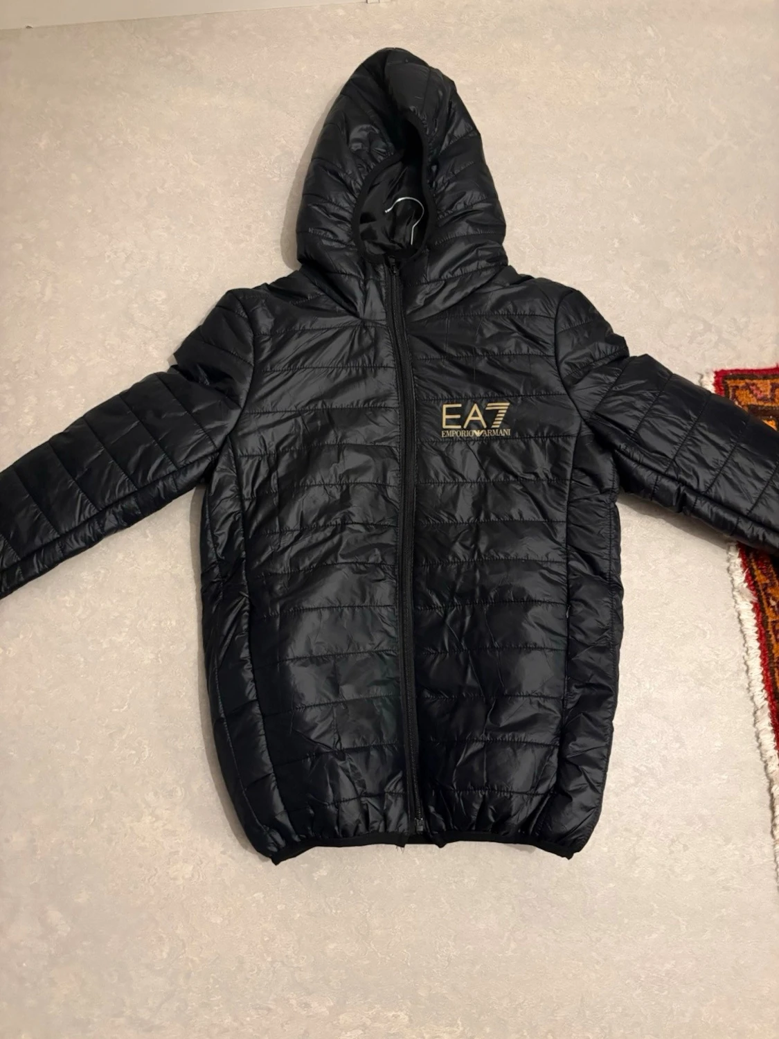 Svart dunjacka med huva från EA7