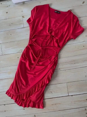 Röd klänning  - Röd kort klänning från shein med knyten framtill! 