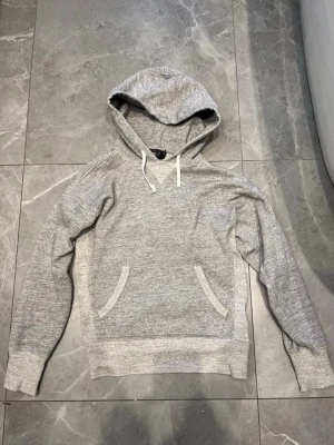 RRL Hoodie - Säljer den här riktigt snygga hoodien från Double RL Ralph Lauren vilket är en mer exklusiv linje inom Ralph lauren. Nypris ligger på ca 3000kr. Den har en liten defekt på snörena men inget man tänker på vid användning! Skriv vid minsta fråga/fundering🙌🏼
