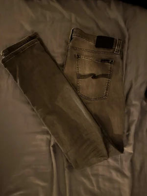Nudie Jeans 32/24 - Nudie jeans modell Long John. Knävecket är ungefär 19 cm brett och byxöppningen är ungefär 16 cm bred, inre byxläng är ungefär 81 cm och yttre byxläng är ungefär 107 cm. Riktigt sköna jeans utan några skavanker! Bara att skriva om det är något!😊