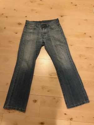 Massimo Dutti jeans - Vintage par Massimo Dutti jeans.  Kan inte säga storleken som visas på byxorna då det blir vilseledande (pga vintage).  Utgå från denna information:  längd: 182,5  vikt: 77kg  Jag brukar använda levi 32/32. 