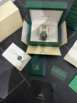 Submariner Guld - HELT ny RX Submariner Klocka! Skrolla ner för beskrivning 💎  💎 Ingår i paketet: ✅ Original R0lex Låda ✅ R0lex Shopping påse ✅ RX Certifikat ✅ Dokumenter, Garantikort, Manualbok, + Taggar  Kondition: Helt ny! Inga skador, inga repor. 