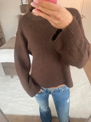 Brun stickad tröja - Säljer denna så fina bruna stickade tröjan från Gina tricot!! Aldrig använd, skriv för egna bilder eller via intresse🥰